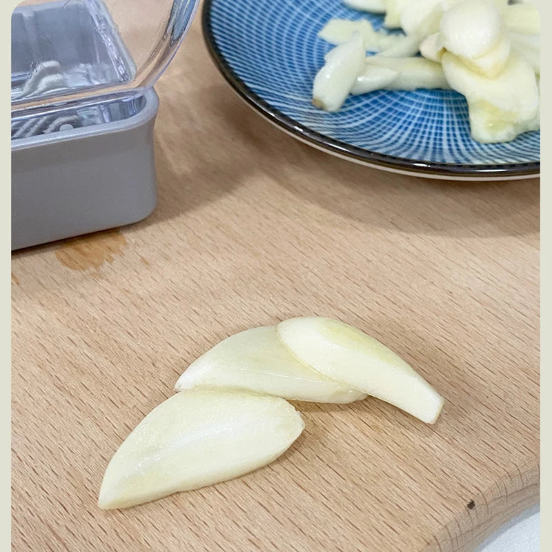 Manual Pressing Garlic